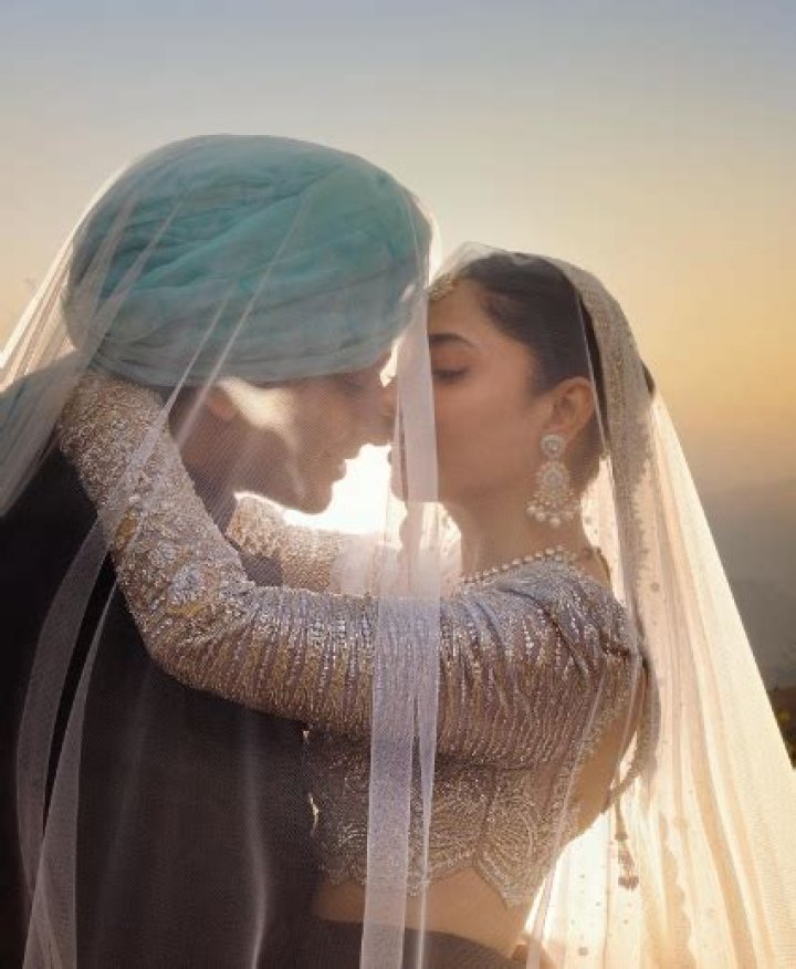 Mahira Khan Bio, Age, Husband, Career, Net Worth, Family & More